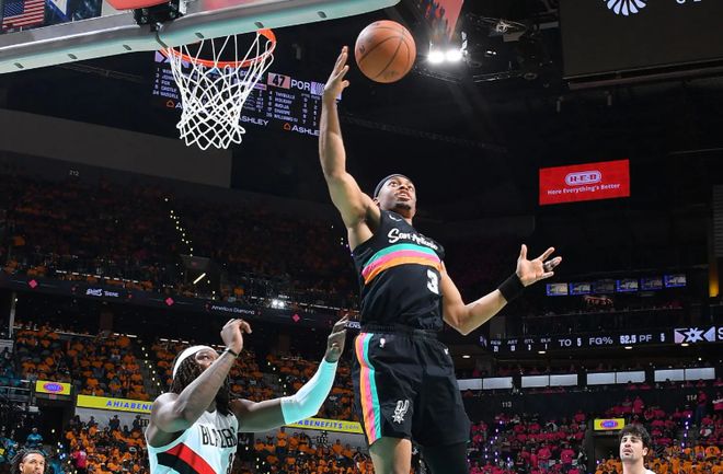 马刺力克开拓者迎开门红 约翰逊进攻低迷引关注