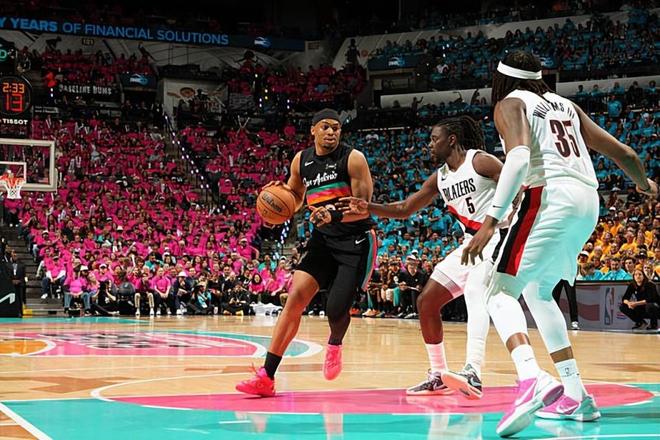 马刺力克开拓者迎开门红 约翰逊进攻低迷引关注