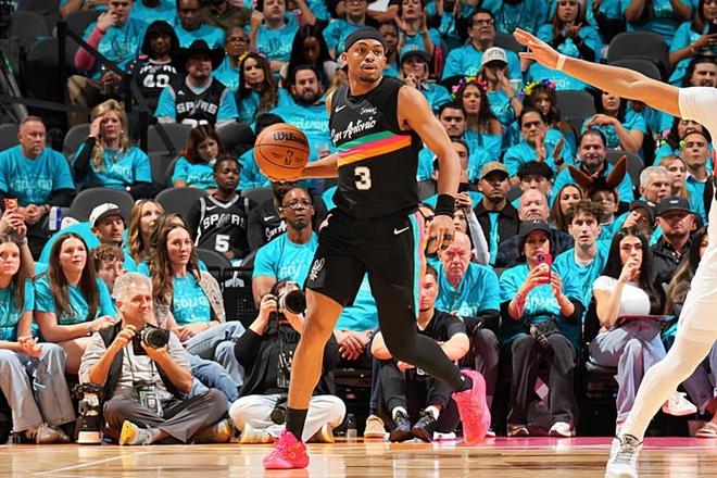 马刺力克开拓者迎开门红 约翰逊进攻低迷引关注